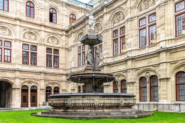 2021年10月6日 奥地利维也纳 古老的石泉和维也纳国家歌剧院华丽的立面 奥地利巴洛克建筑的一个例子 — 图库照片