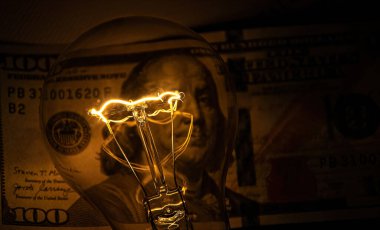 Artan elektrik fiyatları. Eski ampul ve dolar banknotları