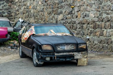 Trabzon, Türkiye - Haziran 06, 2021: Trabzon, Türkiye 'de fakir bir mahallede hurdaya çıkmış Mercedes Benz arabası. Orta Doğu 'da yoksulluk ve yasadışı göçün çağdaş sosyal sorunları