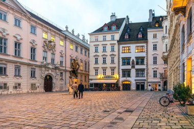 Viyana, Avusturya - 07 Ekim 2021: Viyana 'daki Yahudi Meydanı' nın (Judenplatz) akşam manzarası, yanan binalar, sokak kafeleri ve gezgin turistlerin bulunduğu tarihi bölge.