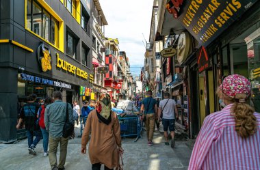 Trabzon, Türkiye - Haziran 06, 2021: Trabzon, Türkiye 'de eski kentin dar bir caddesinde yayalar. Orta Doğu 'da modern şehir hayatı, eski binalar ve vitrinler, modern doğu pazarı