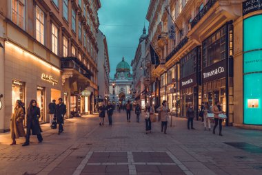 Viyana, Avusturya - 07 Ekim 2021: Viyana 'nın tarihi çeyreğinde sokak lambalarıyla aydınlatılan sokak lambaları ve lüks mağazalar, aksesuarlar ve butikler.