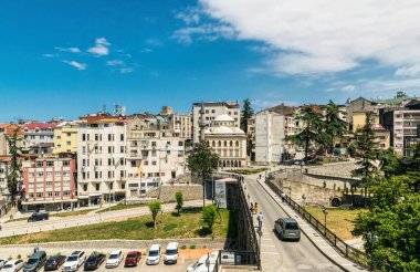 Trabzon, Türkiye - Haziran 06, 2021: Türkiye 'nin Trabzon kentindeki antik Bizans kalesinin duvarları ve binaları. Orta Doğu 'da modern şehir hayatı, şehir manzarası