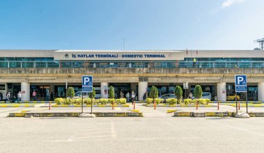 Trabzon, Türkiye - Haziran 06, 2021: Trabzon, Türkiye 'ye iç seferler için yolcu havaalanı terminali. Orta Doğu 'da hava taşımacılığı, ulaşım ve iş. Terminale giren insanlar