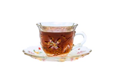 Beyaz arka planda bir fincan şifalı bitki çayı.