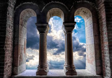  Antik gotik kavisli pencere ve akşam gökyüzünde güneş ışığı