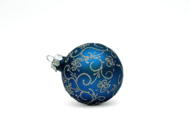 Beyaz arka planda parlak cam Noel topları