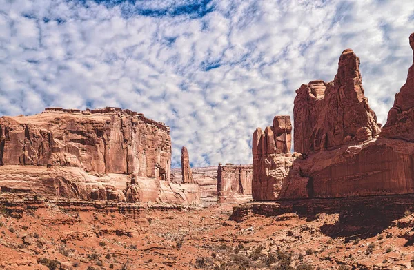 Arizona Aşınmış Kayalar Mavi Gökyüzü — Stok fotoğraf