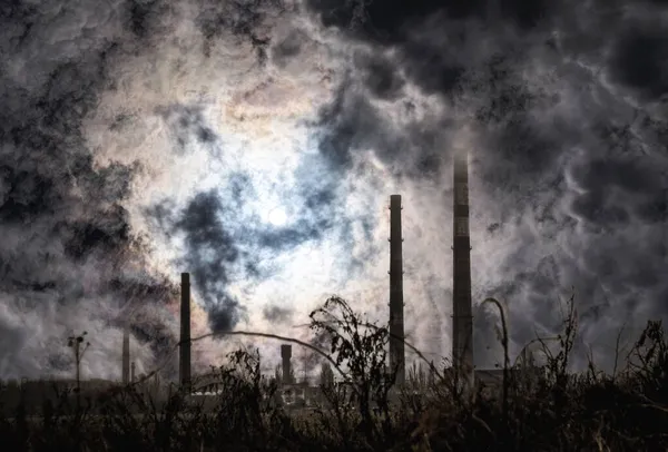 Fırtınalı gökyüzü arka planına sahip sanayi manzarası