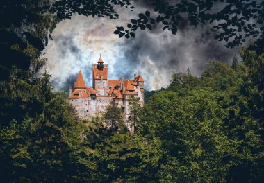  Bran Kalesi. Romanya 'nın Ormanlarında Drakula' nın Vampir Konutu