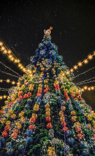Árbol Navidad Brillante Sobre Fondo Del Cielo Estrellado Noche —  Fotos de Stock