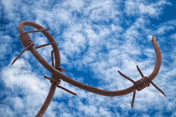 古い壊れた錆びた鉄条網劇的な空に対して 自由の概念 — ストック写真