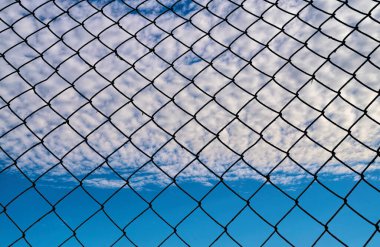 Eski çelik ağ gökyüzüne karşı örülmüş.