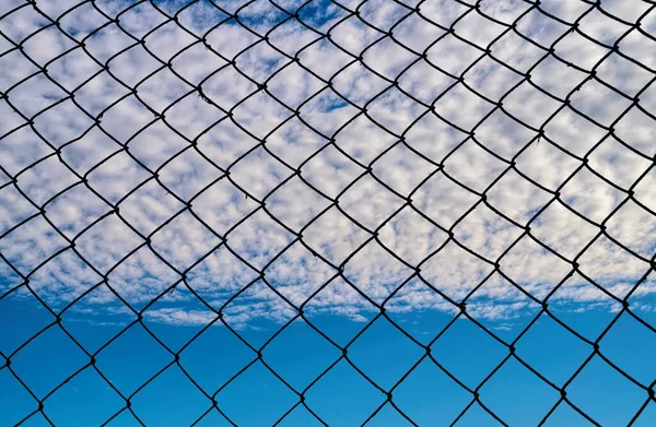 Eski çelik ağ gökyüzüne karşı örülmüş.