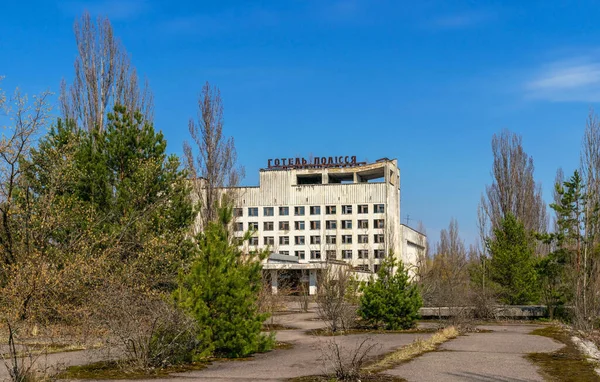 Prypyat, Çernobil, Ukrayna - 10 Nisan 2021: Ukrayna 'nın Çernobil sınırlama bölgesindeki Pripyat hayalet kasabasındaki terk edilmiş idari ve konut binaları, radyoaktif kirlilik