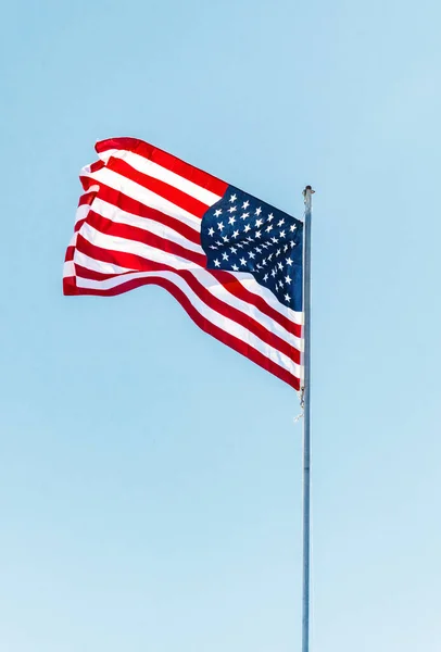 Amerikaanse Vlag Tegen Achtergrond Van Blauwe Lucht — Stockfoto
