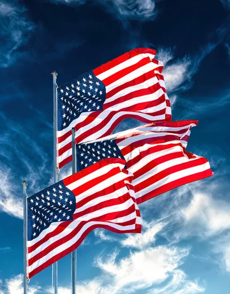 Amerikaanse Vlag Tegen Achtergrond Van Blauwe Lucht — Stockfoto