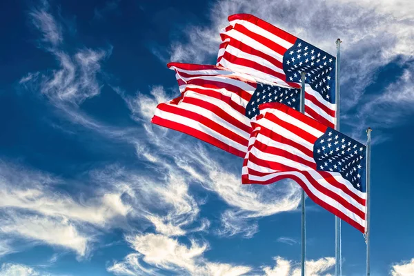 Amerikaanse Vlag Tegen Achtergrond Van Blauwe Lucht — Stockfoto