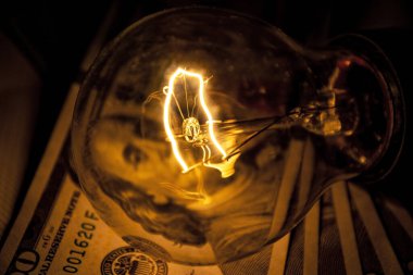 Artan elektrik fiyatları. Eski ampul ve dolar banknotları