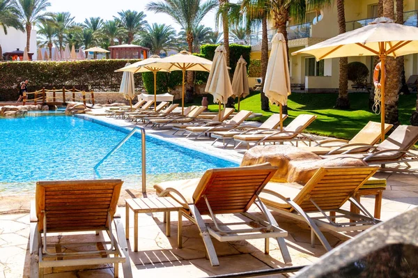 Sharm el Sheikh, Mısır - 03 Aralık 2019: Sharm El Sheikh, Sina Yarımadası, Mısır 'da lüks bir tropikal tatil beldesinde temiz bir yüzme havuzu ve güverte sandalyeleri