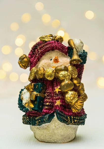 伝統的なお正月やクリスマスの装飾 白い背景に隔離された昔ながらの雪だるまのおもちゃの人形 — ストック写真