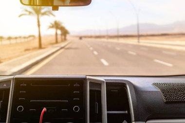 Bir arabanın ön camından otoyol manzarası