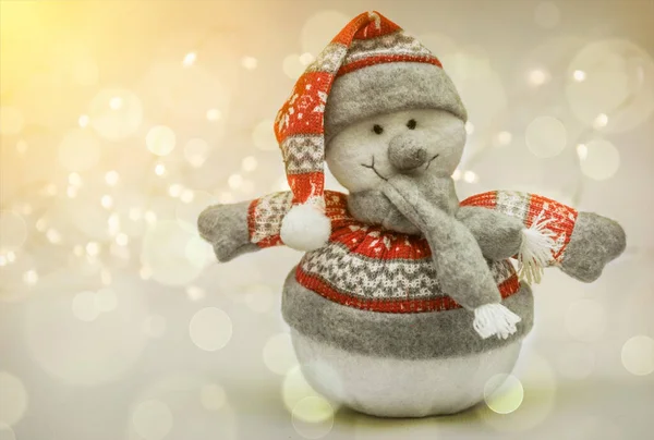 伝統的なお正月やクリスマスの装飾 白い背景に隔離された昔ながらの雪だるまのおもちゃの人形 — ストック写真