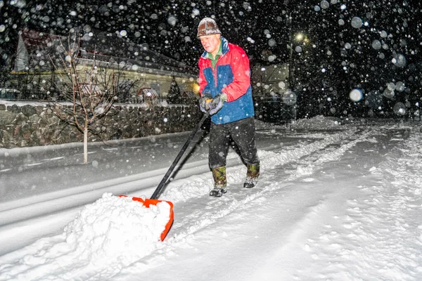 Een Man Met Een Schop Reinigt Baan Van Sneeuw — Stockfoto