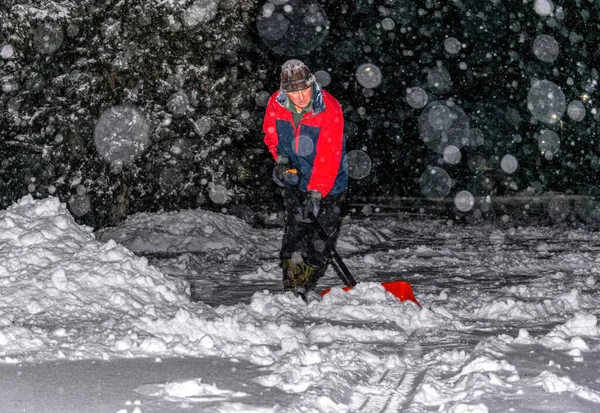 Homem Com Uma Limpa Pista Neve — Fotografia de Stock