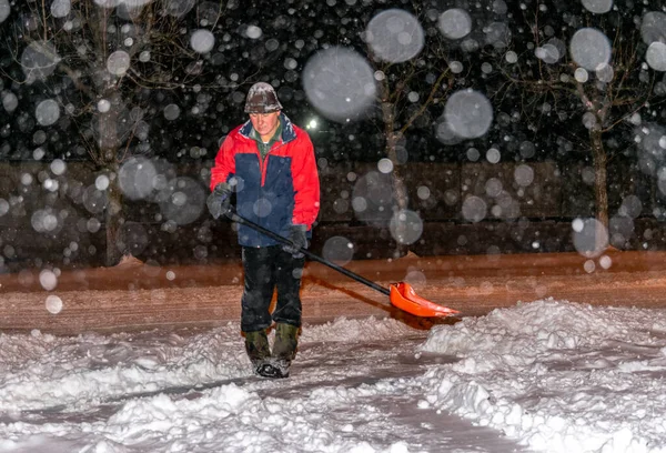 Oudere Man Met Een Schop Zijn Handen Wist Straat Een — Stockfoto