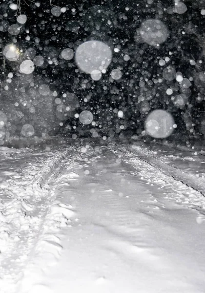 Sneeuwstorm Nachts Sneeuwvlokken Een Straat Van Stad — Stockfoto