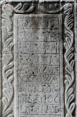 Ortaçağ Latince yazıları olan antik bir taş. Eski kilise