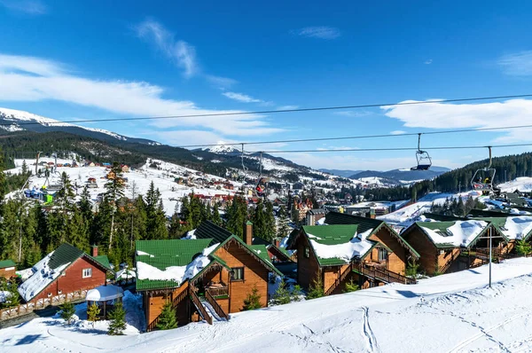 2021年1月14日 乌克兰伊万诺夫兰基夫斯克地区的Palianytsa村 滑雪者和滑雪者在乌克兰喀尔巴阡山脉的Bukovel滑雪胜地休息 积极休息和休假 — 图库照片