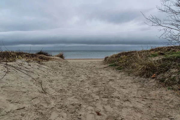 Nuvens Chuva Sobre Praia Areia Mar Báltico Capa Marinha Inverno — Fotografia de Stock