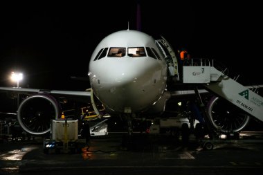 Kyiv, Ukrayna - 18 Ocak 2022: Ukrayna 'nın Kiev kentindeki Borispol havaalanında hizmet veren yolcu uçağı. Gece uçuşuna hazırlanıyorum. Yakıt ikmali ve yükleme. Avrupa 'da hava yolculuğu ve ulaşım