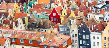 Gdansk, Polonya - 22 Ocak 2022: Polonya 'nın Pomeranya Voyvoda' sındaki Gdansk caddesindeki güzel geleneksel evler. Tarihi bölge ve eski bir Avrupa şehrinin popüler turistik cazibesi