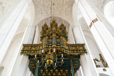 Gdansk, Polonya - 21 Ocak 2022: Polonya 'nın Gdansk kentinde bulunan Ortaçağ Meryem Kilisesi' nde altın yaldızlı müzik organı. Antik mimari ve geleneksel kilise müziği ve ilahileri