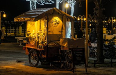 Sopot, Polonya - 19 Ocak 2022: Sopot 'ta kış akşamı sokağı ve sokakta kahve satışı. Avrupa 'da satış ve turizm sektörü