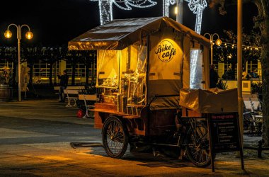 Sopot, Polonya - 19 Ocak 2022: Sopot 'ta kış akşamı sokağı ve sokakta kahve satışı. Avrupa 'da satış ve turizm sektörü