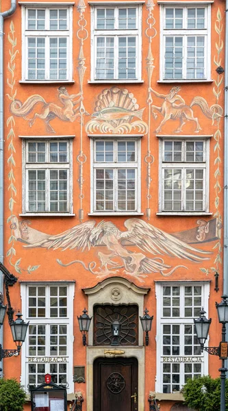 Гданьск Польша Января 2022 Года Деревянная Резная Дверь Декорированный Фасад — стоковое фото