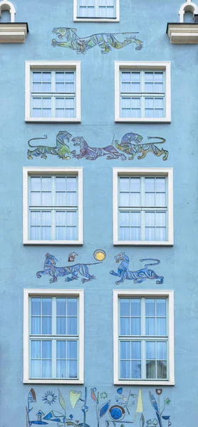 Прикрашені Барвисті Стіни Вікна Розкішного Старого Особняка — стокове фото