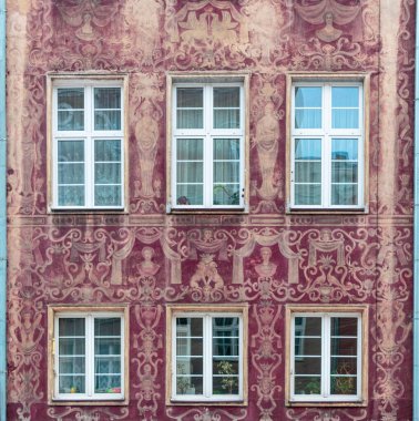 Lüks eski malikanenin renkli duvarları ve pencereleri.