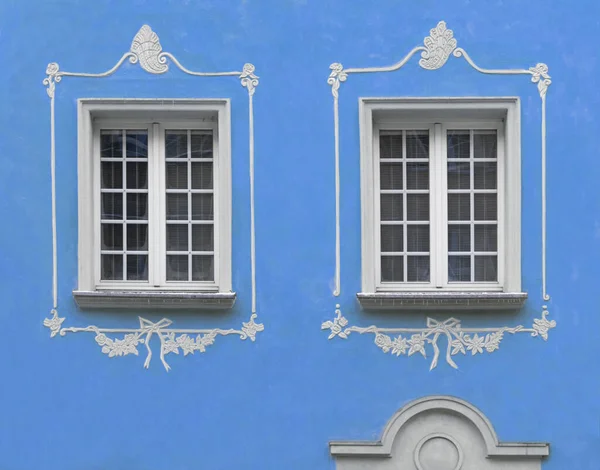Красивое Белое Окно Голубая Гипсовая Стена — стоковое фото