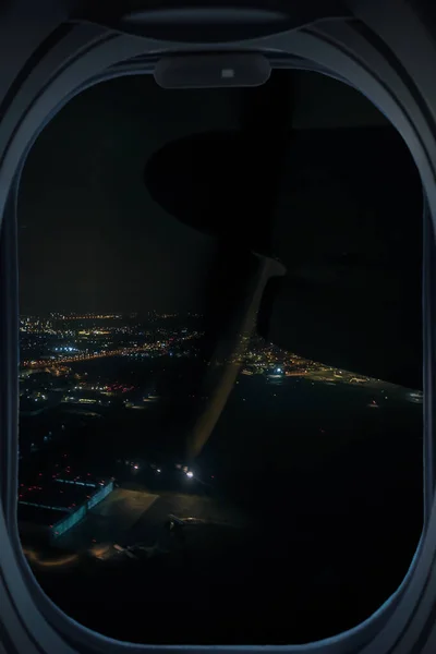 Flugzeugfenster Und Eine Stadt Der Nacht — Stockfoto