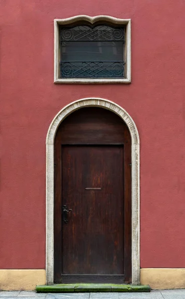 Резные Деревянные Старые Двери — стоковое фото