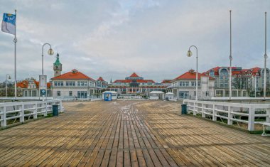 Sopot, Polonya - 19 Ocak 2022: Sopot, Pomeranya 'nın Polonya Voyvoda Baltık Denizi kıyısındaki eski ahşap iskele. Popüler turistik cazibe