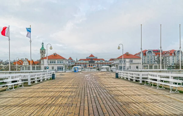 Sopot, Polonya - 19 Ocak 2022: Sopot, Pomeranya 'nın Polonya Voyvoda Baltık Denizi kıyısındaki eski ahşap iskele. Popüler turistik cazibe