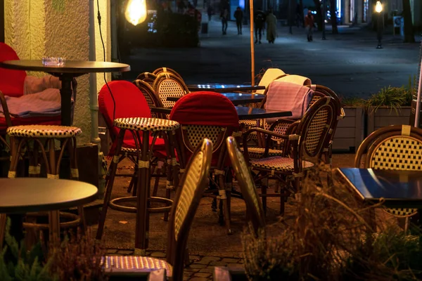 Cadeiras Vime Mesas Madeira Café Calçada Noite — Fotografia de Stock