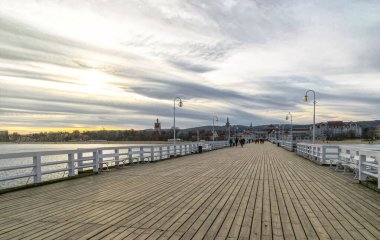 Sopot 'taki eski ahşap iskele, Baltık Denizi kıyısında.