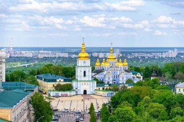 Kyiv, Ukrayna - 14 Mayıs 2021: Kyiv 'deki görkemli St. Michael Katedrali ve akşam gökyüzü. Kievan Rusçasının ünlü tarihi anıtı. Altın kubbeli Antik Hıristiyan Ortodoks kiliseleri